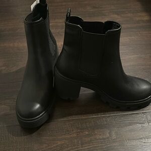 Black Women’s Boot. Size 9.5 with memory foam.